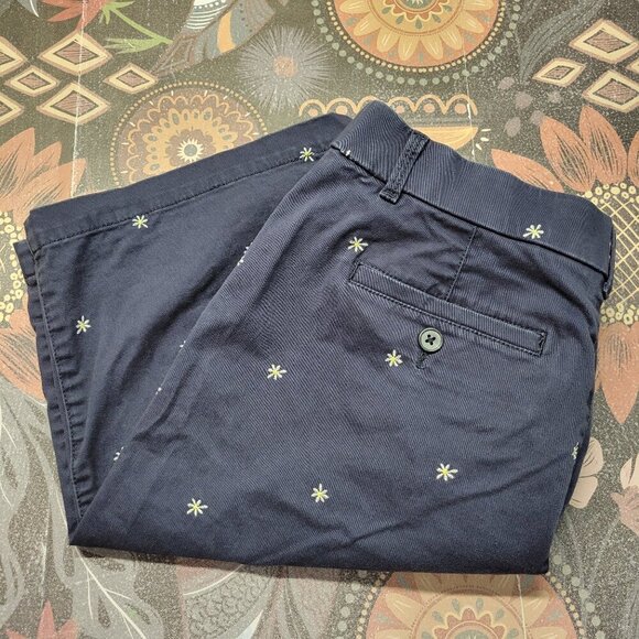 Croft & Barrow Stretch Size 8 Navy Blue Embroidered Daisy Chino Bermuda Shorts - Picture 1 of 10